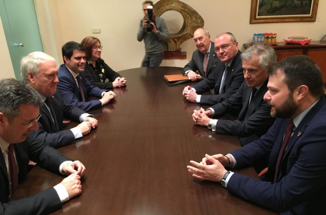 La reunión de los presidentes de las diputaciones catalanas y Gerard Figueras con Samaranch.