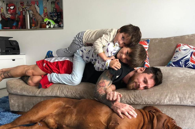 Leo Messi colgó esta imagen junto a sus hijos en las redes sociales.