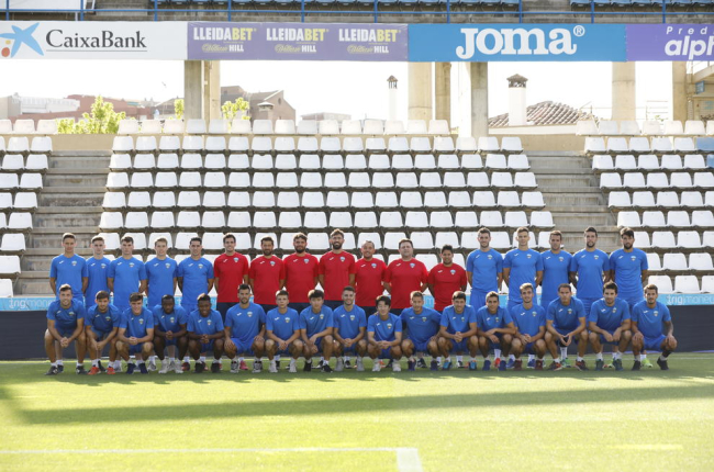 Jugadores y técnicos del Lleida Esportiu, posaron ayer sobre el césped del Camp d’Esports.