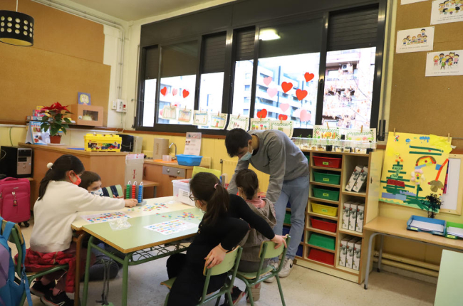 Escuela prevenida - El colegio Frederic Godàs mantiene ventanas abiertas, aplica a rajatabla el lavado de manos, tiene alfombras desinfectantes y aparatos purificadores de aire y ha contratado a más monitores de comedor. Gran parte del disposi ...