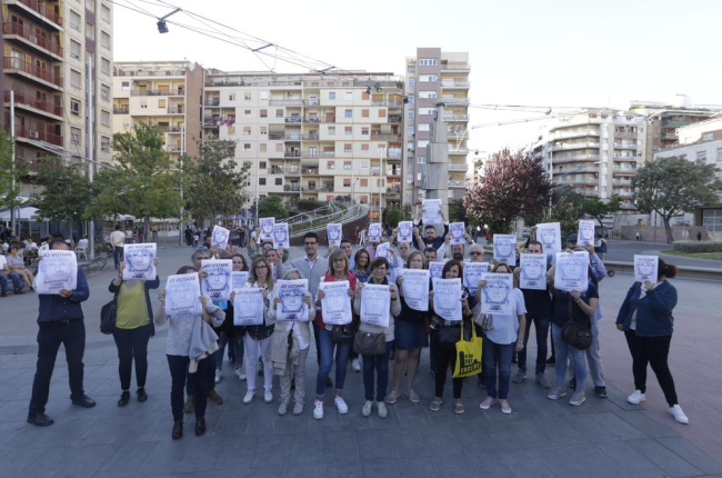 Unas veinte personas participaron ayer en una encartelada de Puigdemont en Lleida.