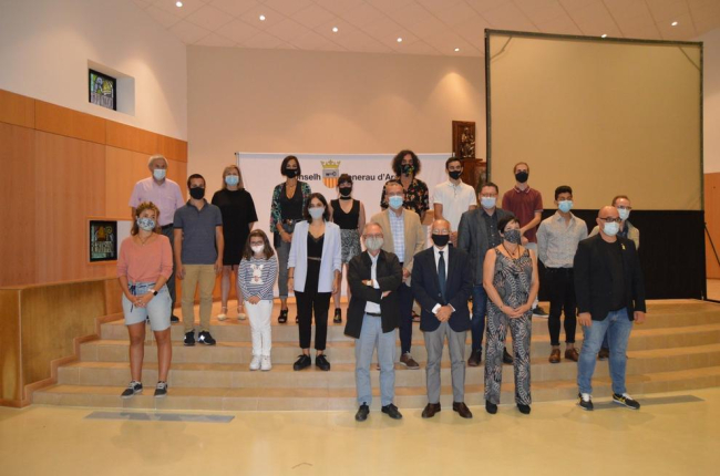 Foto de família de la presentació, amb responsables de Lleida TV, el Conselh, la Xarxa, la UdL i actors