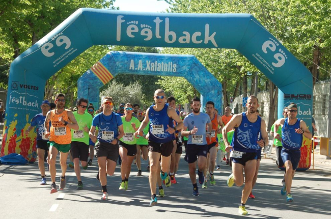 Un grup de corredors, ahir a Mollerussa durant la Marxa contra el Càncer.