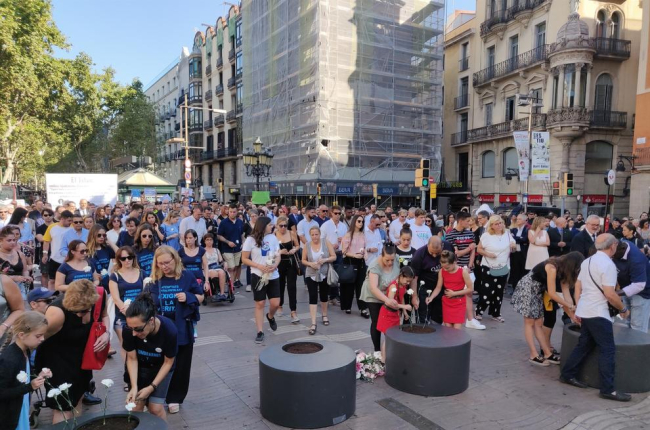 Barcelona homenajea a las víctimas del 17A con flores y