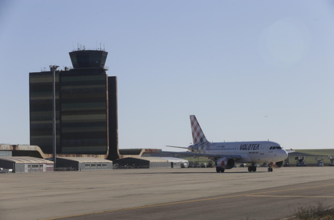 Imatge de l’avió de Volotea el passat 10 de gener davant de la terminal de l’aeroport.