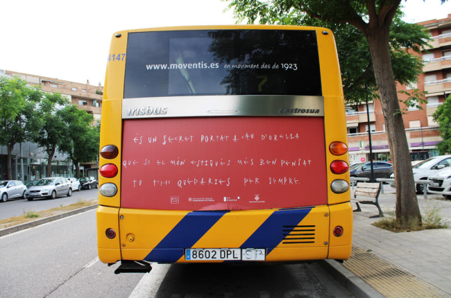 Un dels missatges poètics de Titilamel en un bus de Lleida.