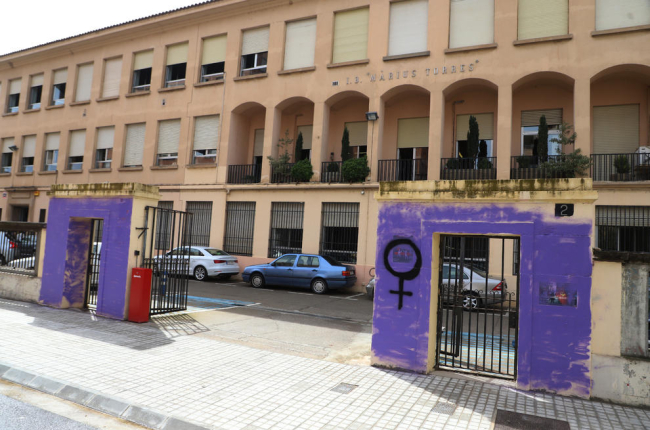 Vista de les pintades que van aparèixer ahir a la façana de l’institut Màrius Torres.