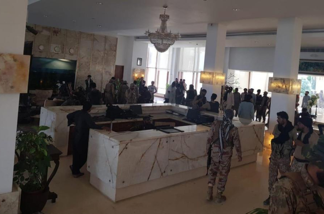 Militars a l’interior de l’hotel assaltat, ahir.