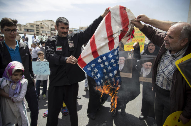 Manifestantes queman una bandera estadounidense en Teherán, el pasado viernes.