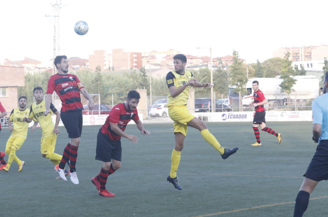 Jugadors de l’EFAC i del Balaguer disputen una pilota aèria, en una acció del partit d’ahir.