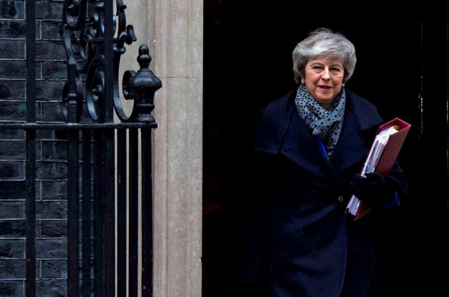 La primera ministra británica, Theresa May, sale de su residencia oficial, en el nº 10 de Downing Street.