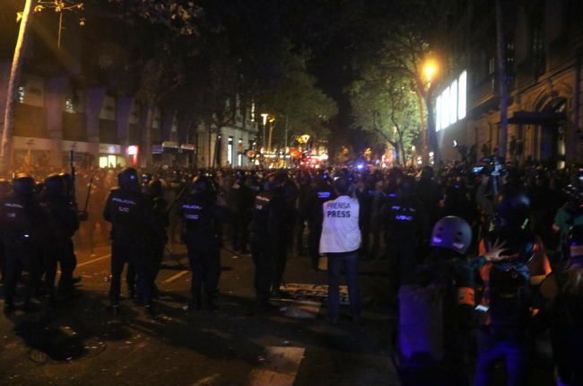 Tensión y cargas durante las concentraciones en torno a la delegación del gobierno español en Barcelona