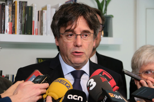Carles Puigdemont, ahir, mentre anunciava la demanda contra Llarena i l’Estat espanyol.