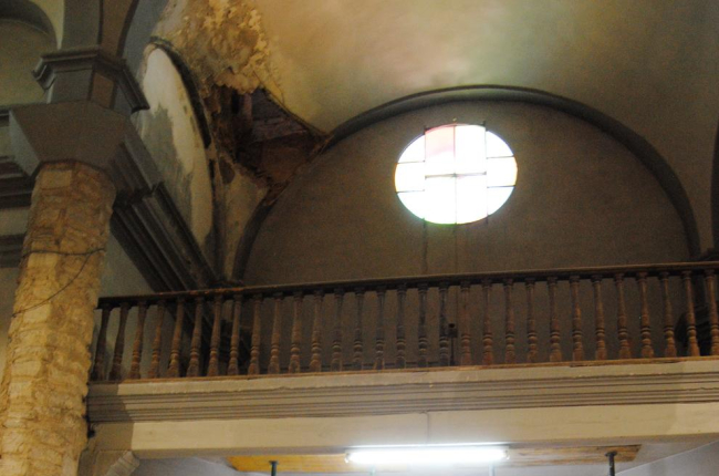 La entrada al templo está apuntalada y con daños en el coro. 