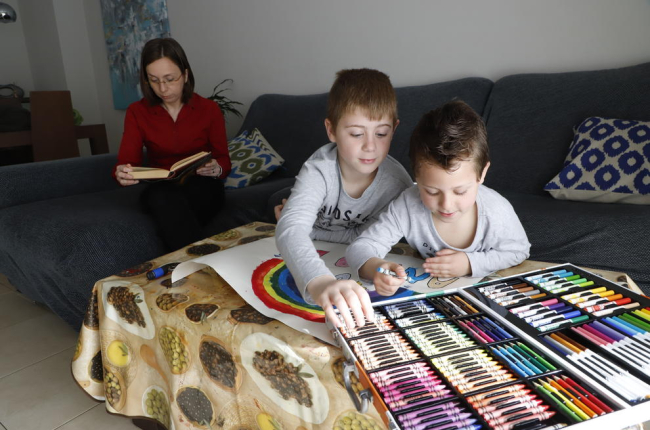 El dibuix i la lectura són algunes de les activitats preferides per fer en família a les llars lleidatanes aquests dies.