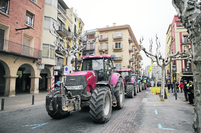 Els tractors, abans dels Tres Tombs de Balaguer.