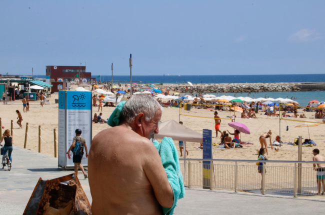 Las playas de Barcelona superaron, por la tarde, el límite de aforo.