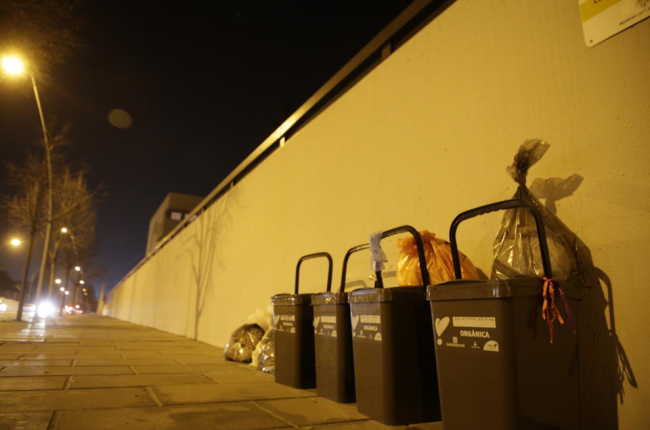 Imatge d'arxiu de bosses d'escombraries i galledes al carrer a Ciutat Jardí en la recollida porta a porta.