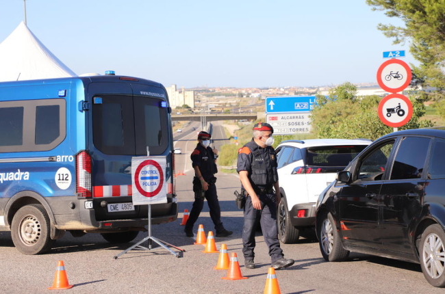 Controles policiales el pasado julio tras decretarse el confinamiento perimetral del Segrià. 