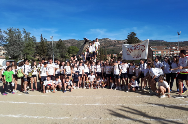 Els atletes del Mater Salvatoris posen junts després de concloure la jornada en què es van proclamar de nou campions per novena vegada.