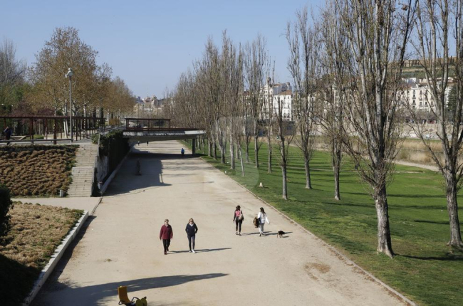Gent a la canalització del riu a Lleida aquest diumenge.