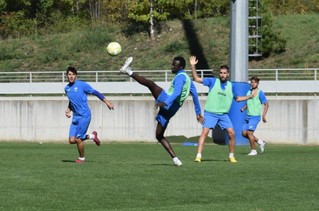 La plantilla del Lleida Esportiu continua exercitant-se des de divendres al camp de Garòs.