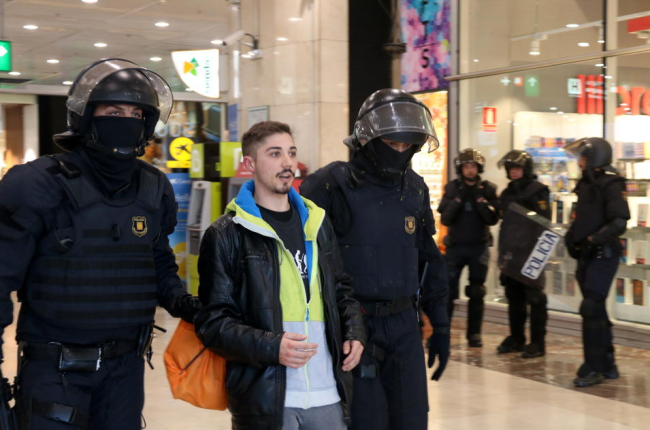 La policía empiezan a desalojar uno en uno el centenar de manifestantes concentrados en el vestíbulo de Sants
