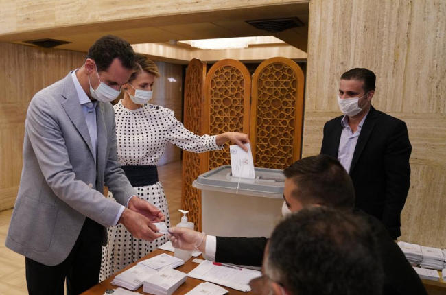 El presidente al Assad y su mujer Asma depositando sus votos.