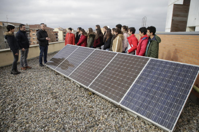 Els professors de Tecnologia, amb alumnes de segon d’ESO al costat de les plaques fotovoltaiques.