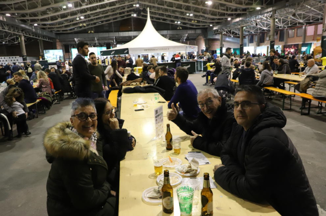 Algunos de los numerosos asistentes que fueron ayer al pabellón 3 de los Camps Elisis a CervisiaLleida.