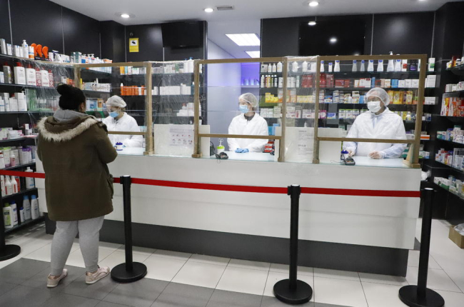 Una farmàcia del passeig de Ronda es ‘blinda’ i pren mesures de precaució amb els clients.