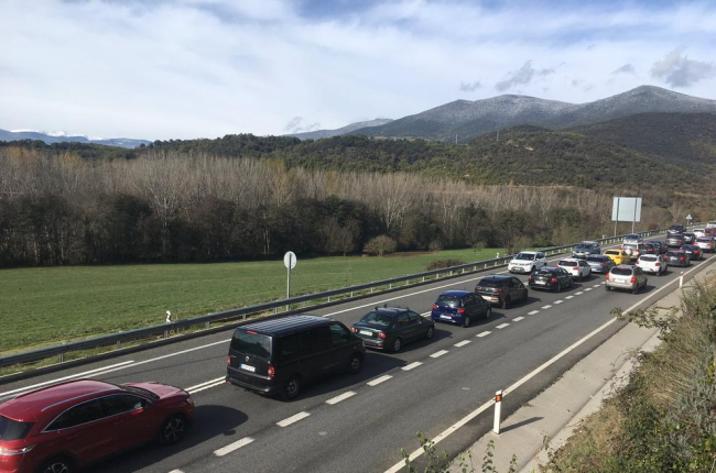 Imatge de les retencions ahir al migdia a l’N-145 cap a Andorra.