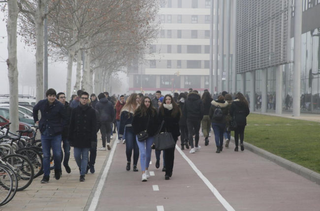 Estudiantes en el campus de la Universitat de Lleida en Cappont.