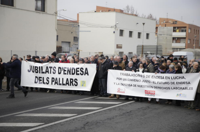 La manifestación a la que asistieron el martes 300 personas en la sede de Endesa en Magraners.