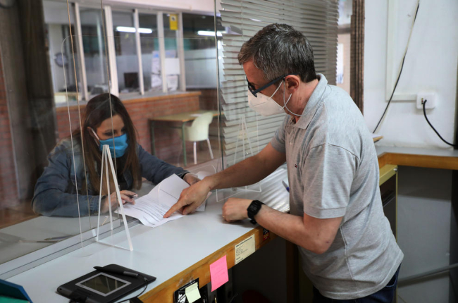 Preinscripció presencial amb mampares i mascaretes a l’institut Josep Lladonosa de Pardinyes.