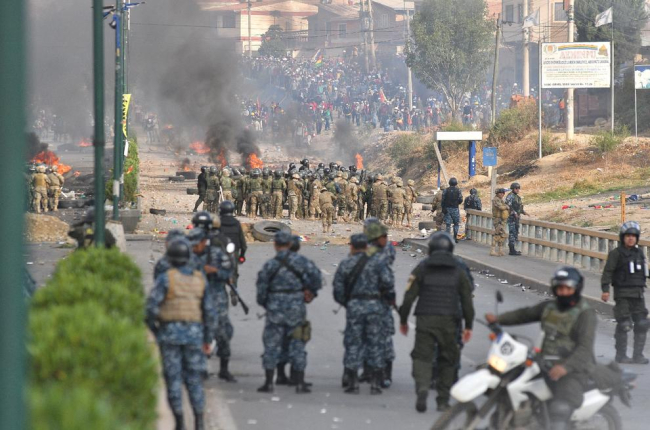 Militares y policías se enfrentan a cientos de manifestantes, entre ellos cocaleros en Cochabamba.