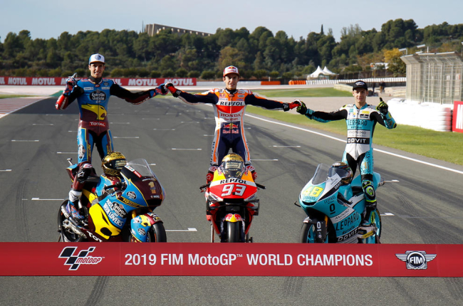 Àlex  y Marc Márquez posan junto al italiano Lorenzo Dalla Porta en la foto de final de temporada como campeones del mundo de 2019.
