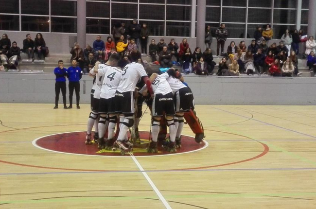 Els jugadors de l’Alpicat celebren el triomf al centre de la pista després del partit.