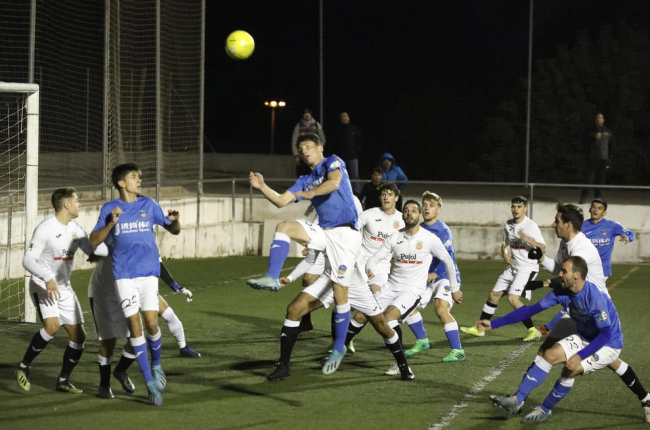Una acción en una de las áreas del partido que disputaron el Borges y el Lleida B.