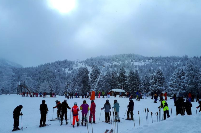 Preparatius a les pistes de Port del Comte, amb 85 centímetres de neu, i cues de nens per esquiar a les instal·lacions de Port Ainé.