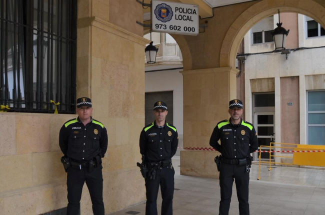 Los tres nuevos agentes de la policía local.