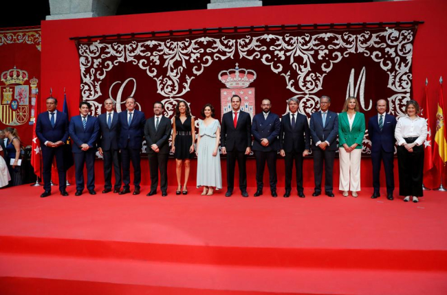 Foto de família del nou govern bipartit de la Comunitat de Madrid.