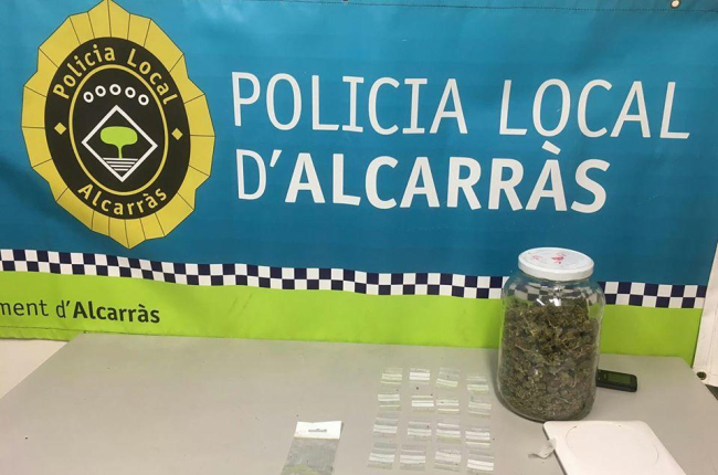 Imatge de la marihuana, la bàscula i els estris decomissats.