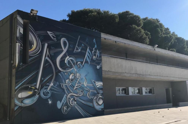 El mural que se ha pintado en la Escola de Música de Alguaire.