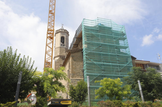 El andamio y la gran grúa instaladas para reparar el tejado de la iglesia de Alpicat.