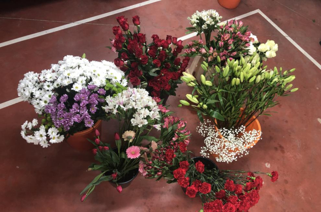 Una floristeria d'Oliana sorprèn els veïns deixant rams de flors a les seues portes