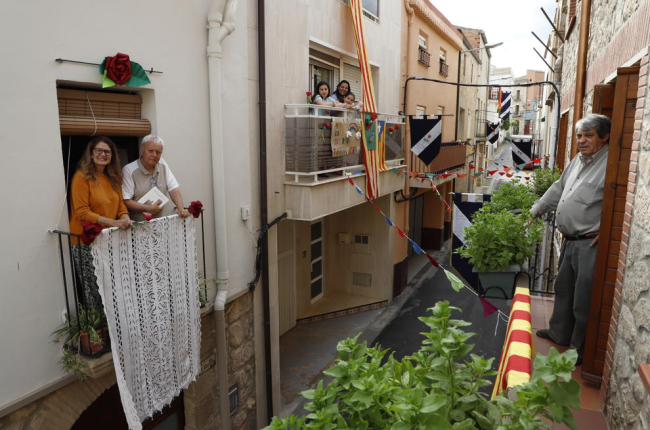 Balcons i finestres de Puigverd de Lleida lluien ahir engalanats per viure la festa de Sant Jordi, encara que sigui des del propi domicili.