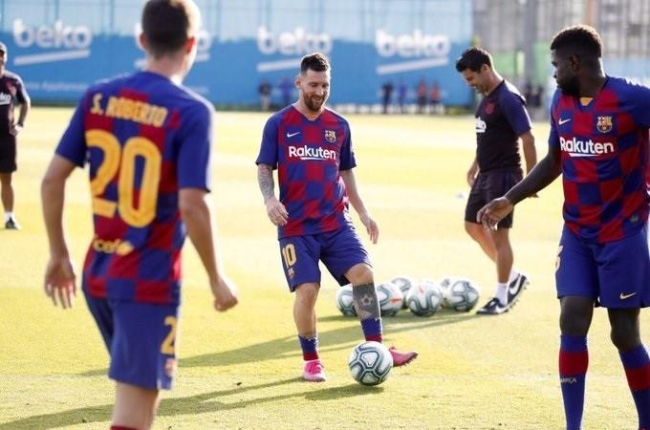 Messi durante el entrenamiento de la tarde, en la que los jugadores utilizaron las camisetas de juego.