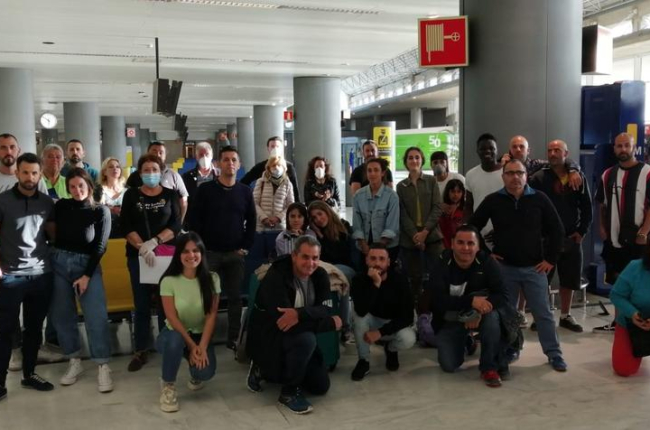 Atrapats des de dissabte - La lleidatana Maria Calderó (jove rossa asseguda al centre de la foto) seguia ahir atrapada a l’aeroport de Fuerteventura amb seixanta persones, tres de les quals també del Segrià. Durant els últims set dies, les co ...