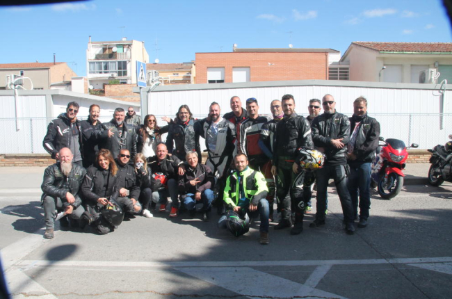 Alguns dels nombrosos motards que van participar en la concentració organitzada per Mototrobades Lleida a Mollerussa.